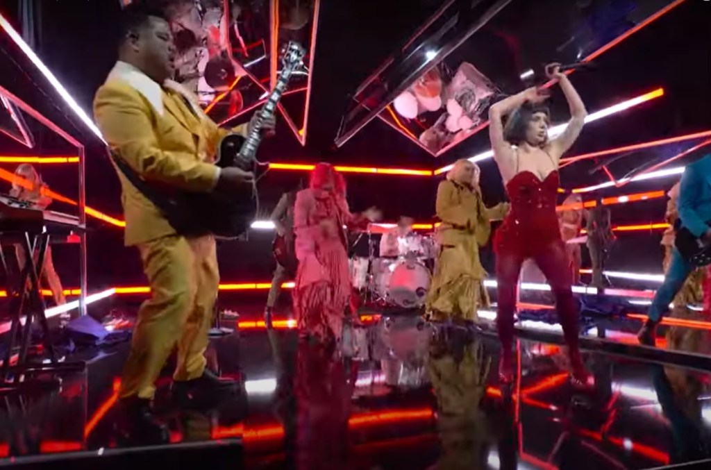 lady-gaga-melepaskan-‘mayhem’-di-‘snl’-dengan-pertunjukan-‘abracadabra’-&-‘killah’:-tonton
