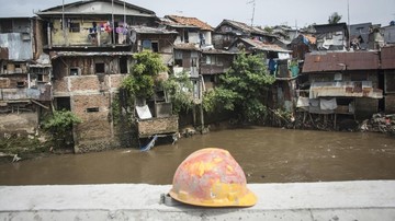 dprd-dki-temukan-puluhan-sheet-pile-di-kali-pesanggrahan-bocor