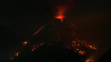 gunung-lewotobi-laki-laki-erupsi,-semburkan-abu-vulkanik-1,7-km