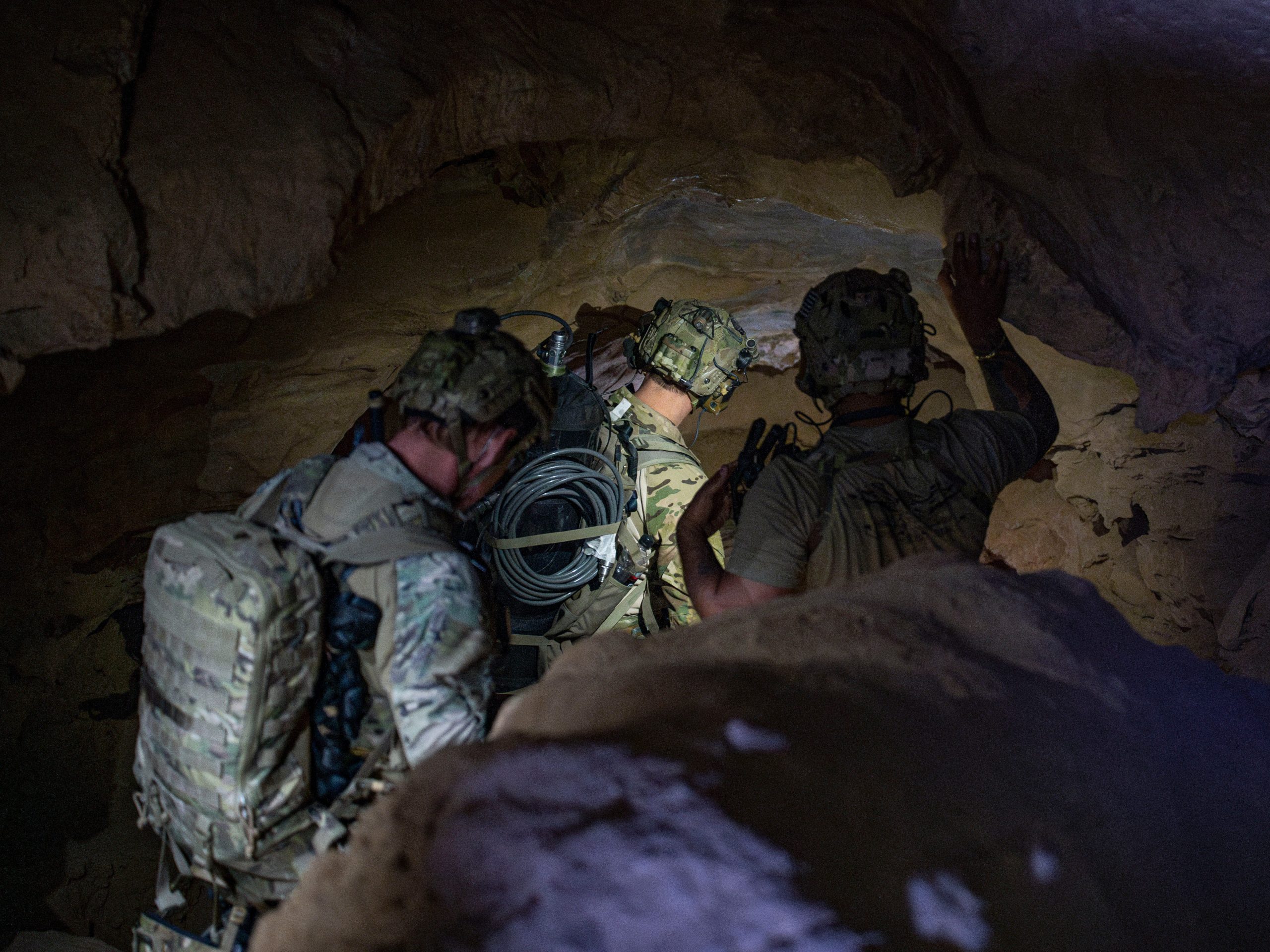 operator-khusus-as-ingin-drone-membantu-mereka-melaksanakan-misi-&-mdash-yang-berbahaya;-bertempur-di-gua