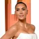 kim-kardashian-memposting-pemotretan-dengan-robot-tesla-cybertruck-dan-optimus