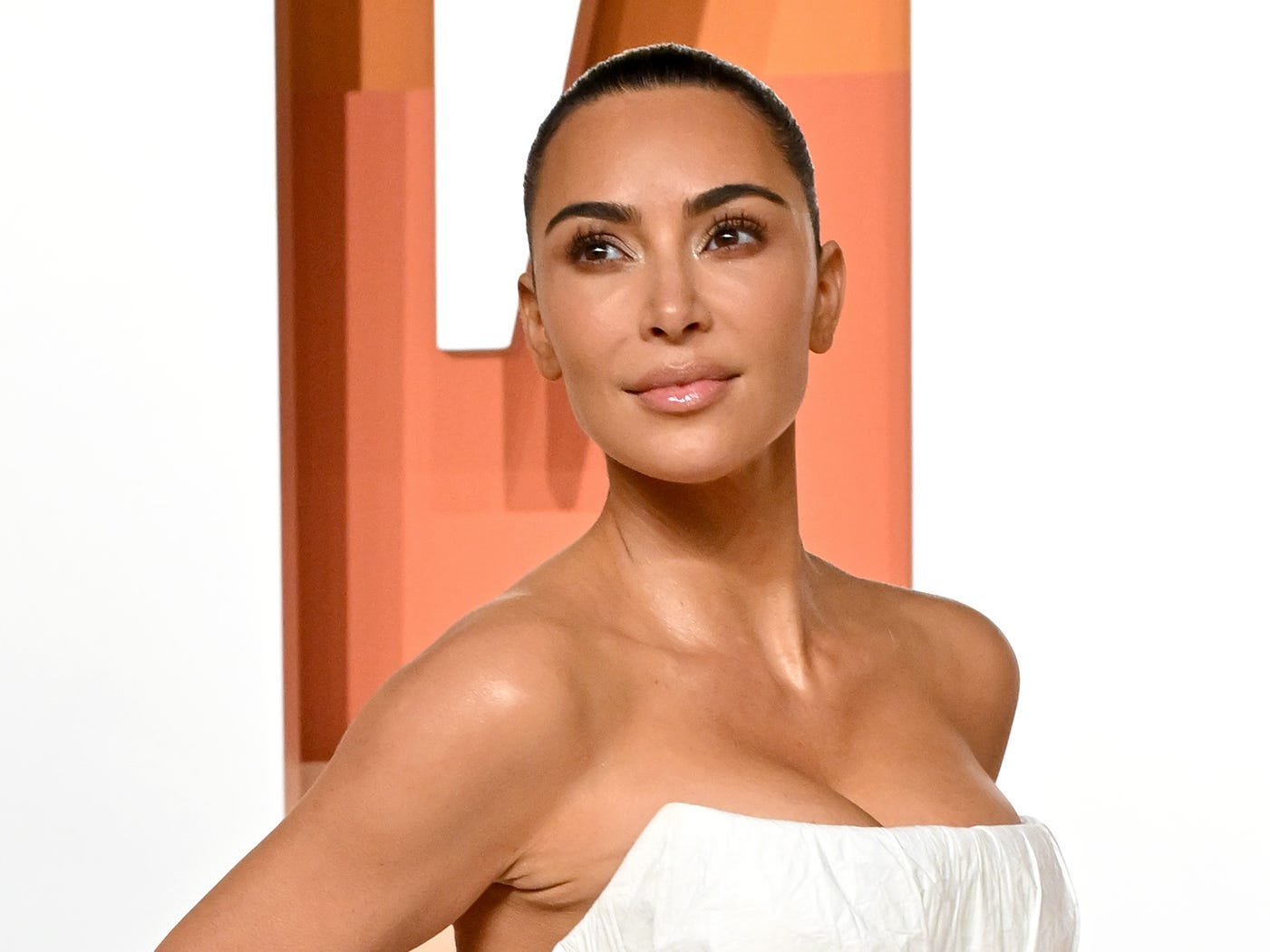 kim-kardashian-memposting-pemotretan-dengan-robot-tesla-cybertruck-dan-optimus