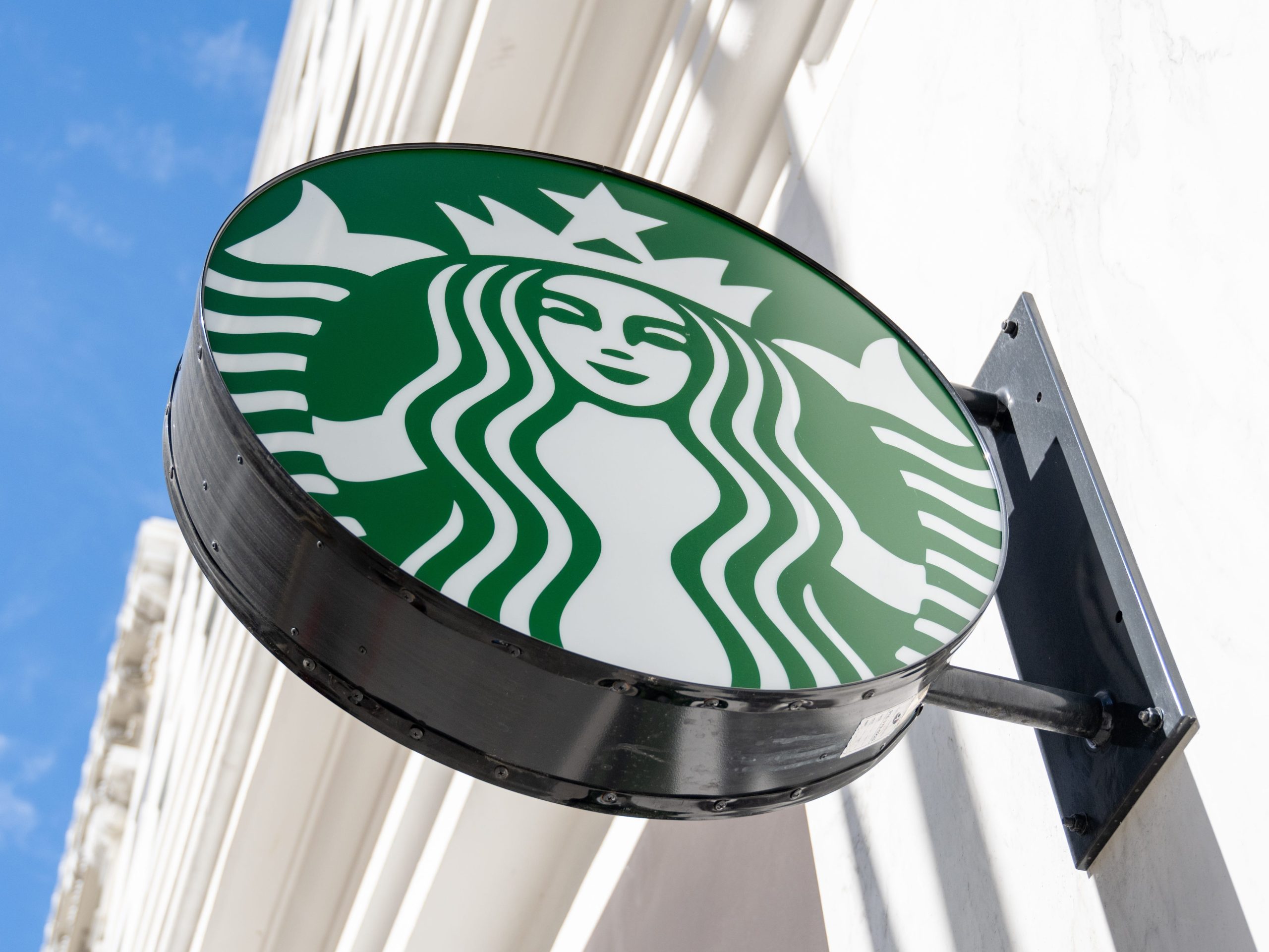 juri-memberikan-sopir-pengiriman-yang-dibakar-dengan-teh-starbucks-$-50-juta