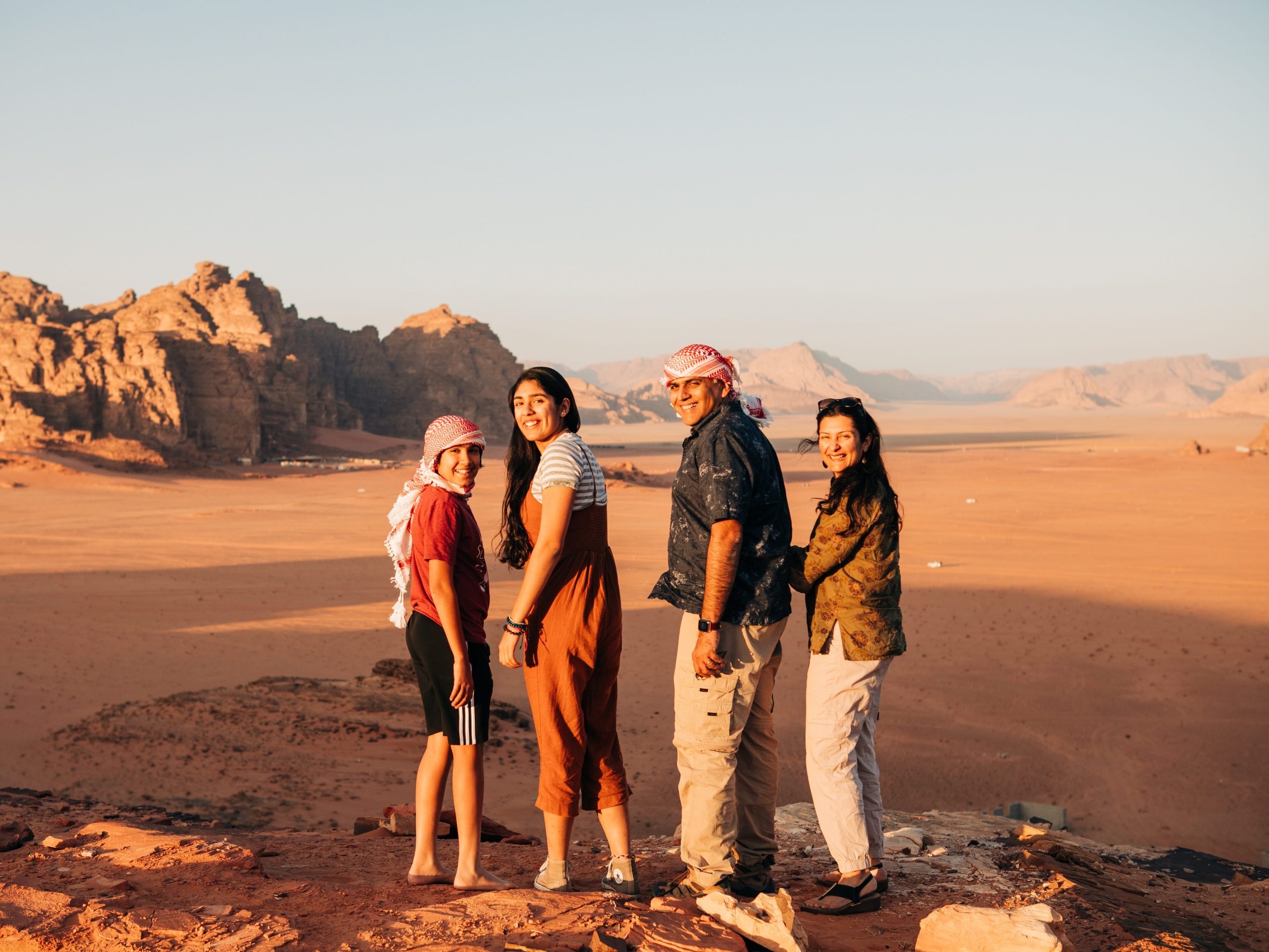 saya-membiarkan-remaja-saya-merencanakan-liburan-keluarga-dengan-menggambar-tujuan-dari-mangkuk-ini-telah-membawa-kami-ke-beberapa-petualangan-liar.