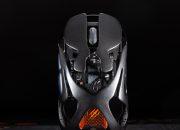 Gaming Mouse ini memiliki desain kerangka yang mencolok dan baterai hot-swap