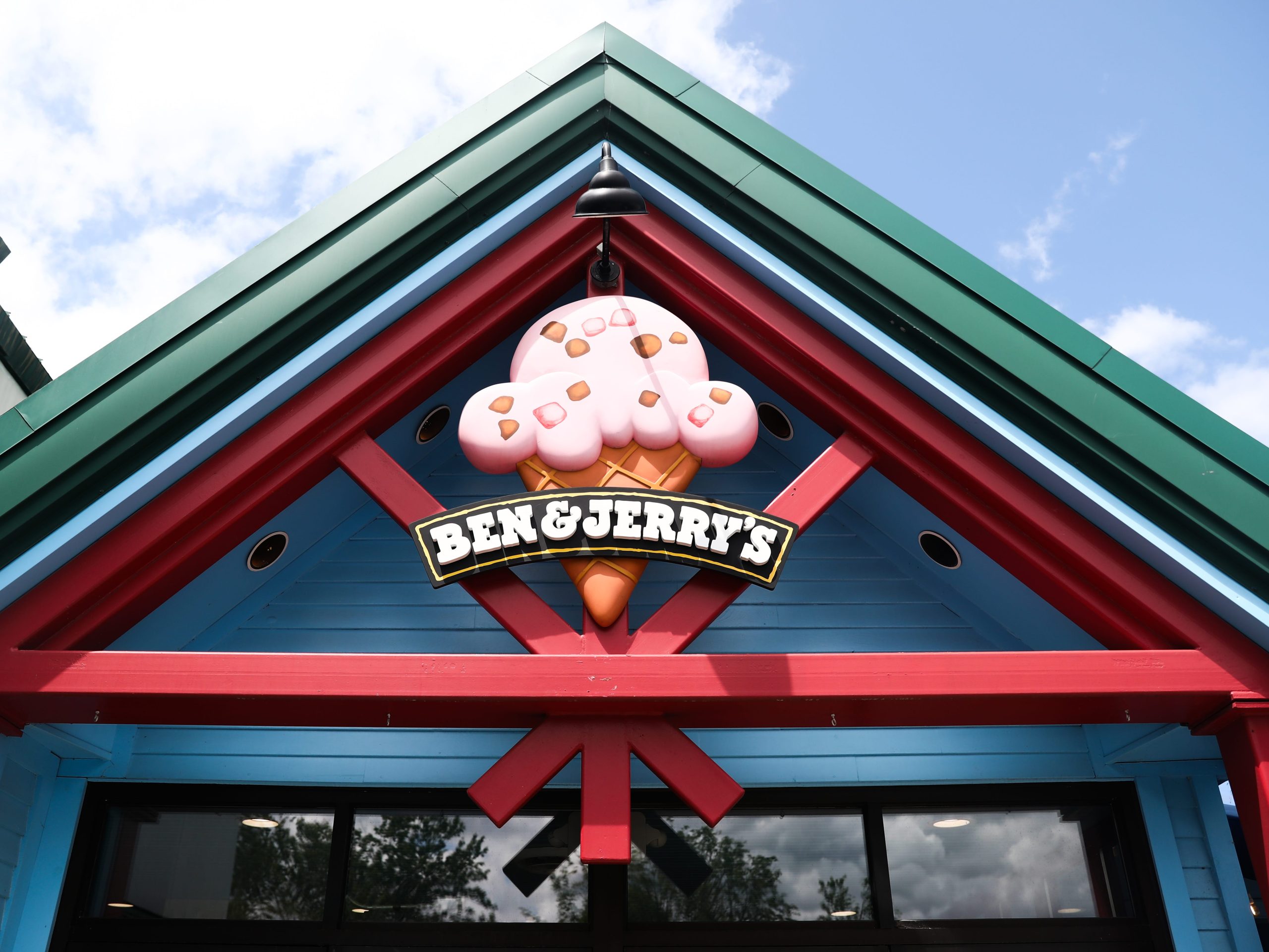 hubungan-antara-ben-&-jerry’s-dan-perusahaan-induknya-baru-saja-menjadi-lebih-lengket