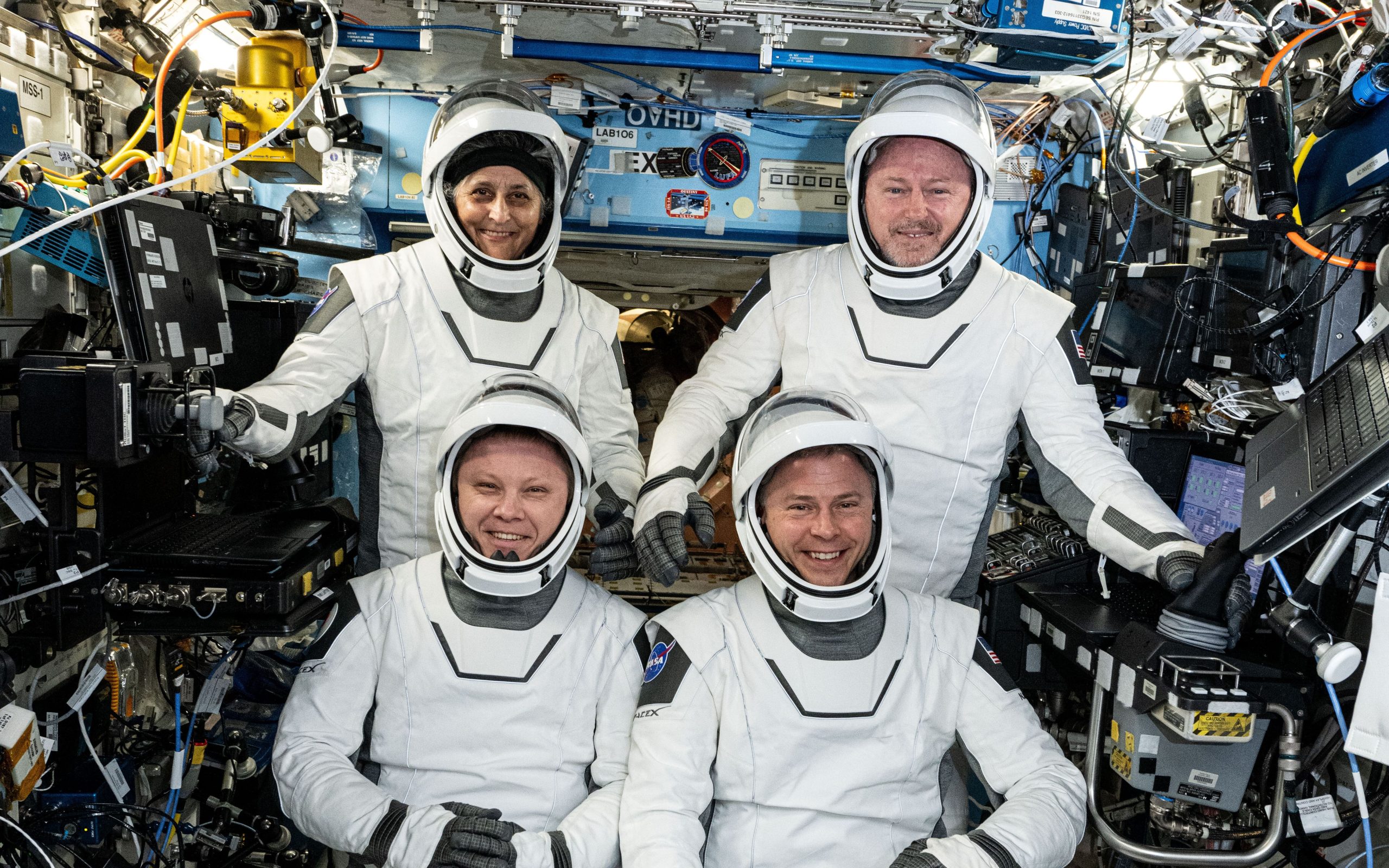setelah-9-bulan-di-luar-angkasa,-astronot-nasa-yang-terdampar-kembali-ke-rumah