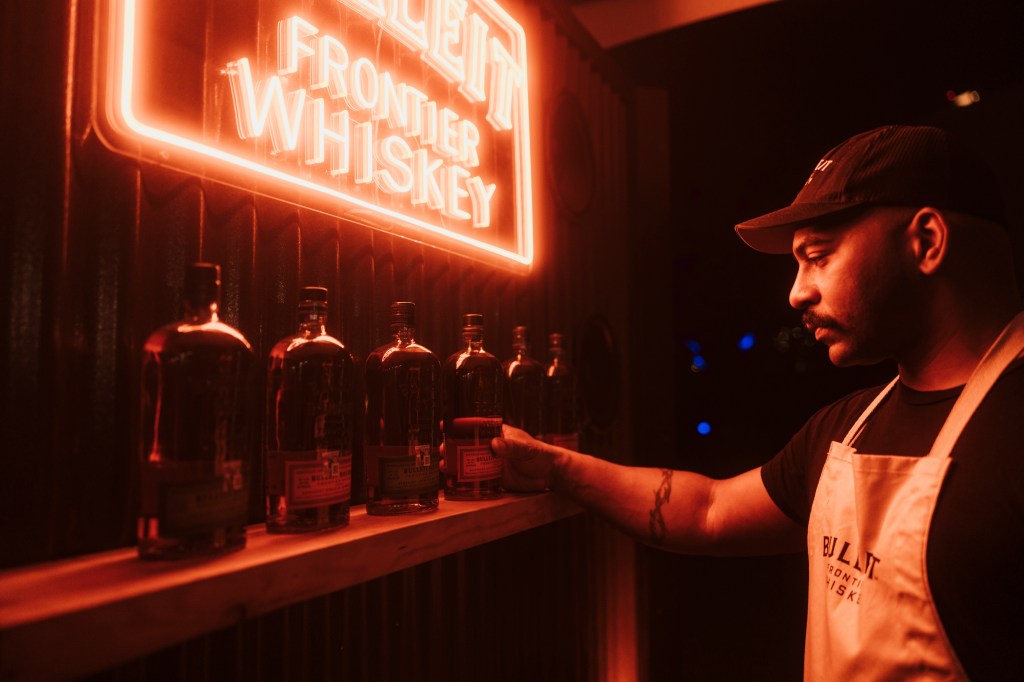 bulleit-mengangkat-semangat-di-billboard-panggung-di-sxsw-dan-panggung-setelah-jam
