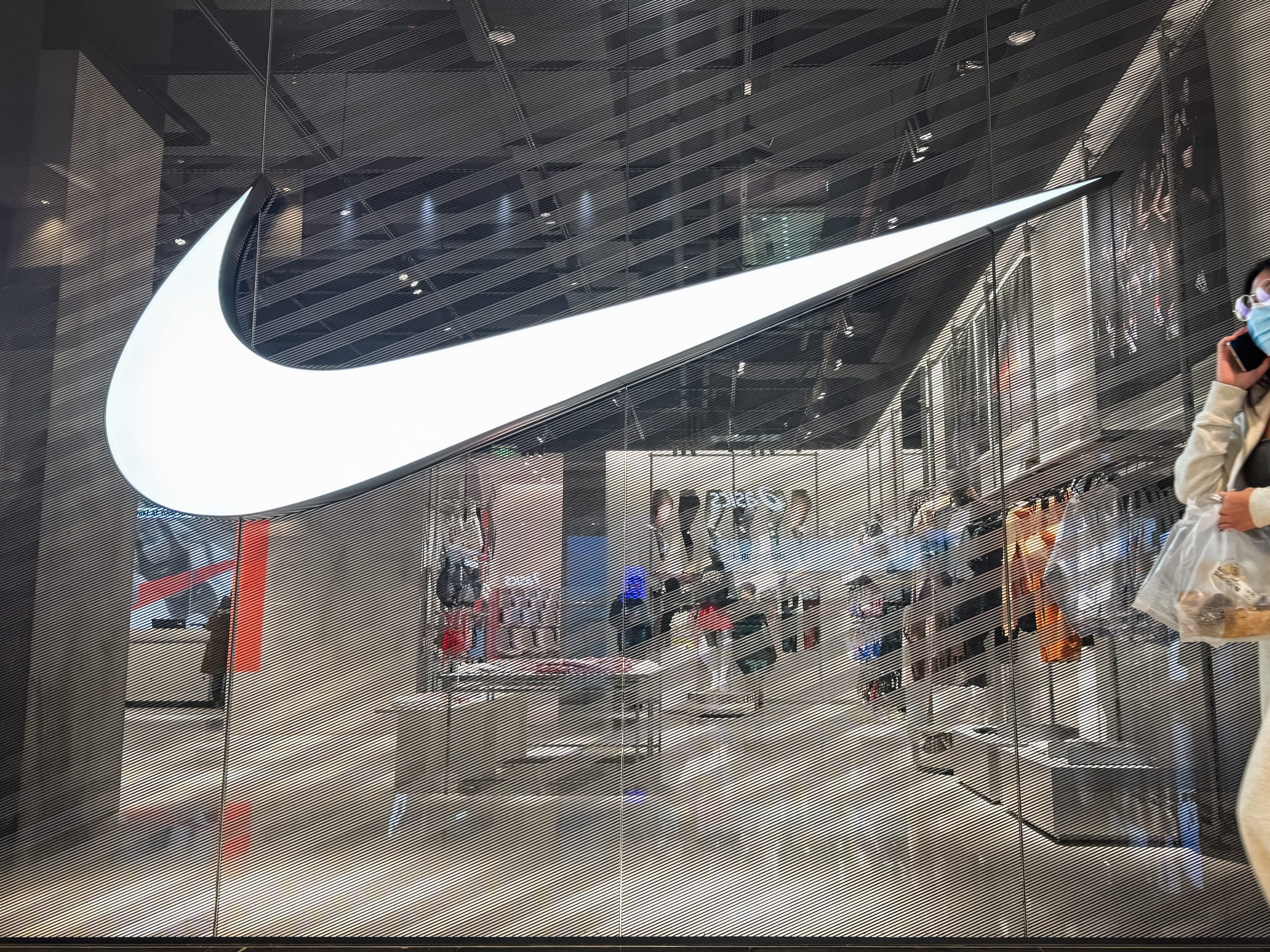 membeli-sepatu-nike-anda-secara-online-semakin-mahal