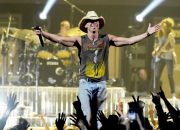 Country Music Hall of Famer Kenny Chesney memiliki 33 hit No. 1. Apa favoritmu? Memilih!