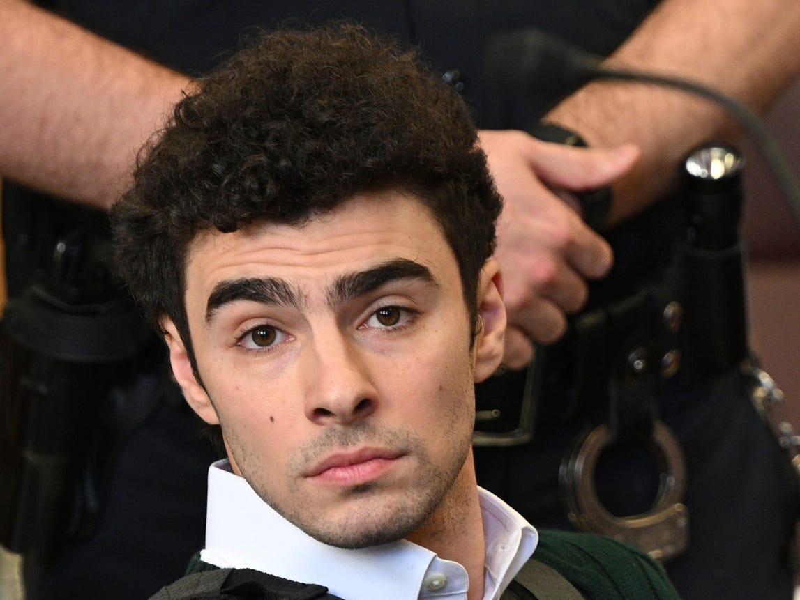 luigi-mangione-dapat-memiliki-laptop-di-penjara-meskipun-insiden-penyelundupan-‘argyle-socks’