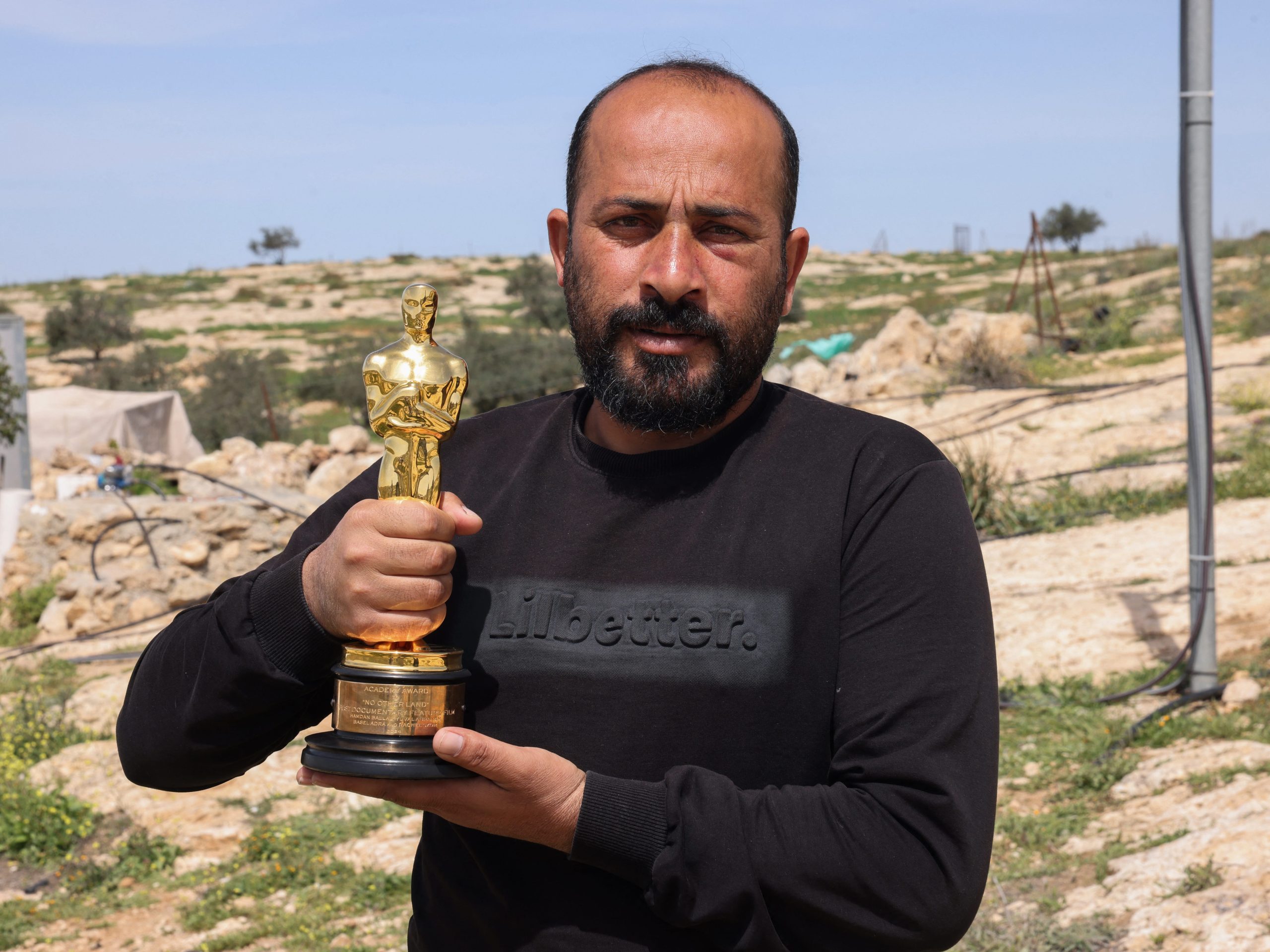 akademi-masalah-permintaan-maaf-atas-tanggapannya-terhadap-serangan-terhadap-pembuat-film-palestina-yang-memenangkan-oscar-hamdan-ballal