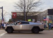 Anak laki -laki dan milisi yang bangga datang ke pertahanan Tesla