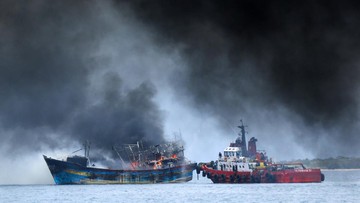 kapal-terbakar-di-perairan-banten,-12-abk-dievakuasi