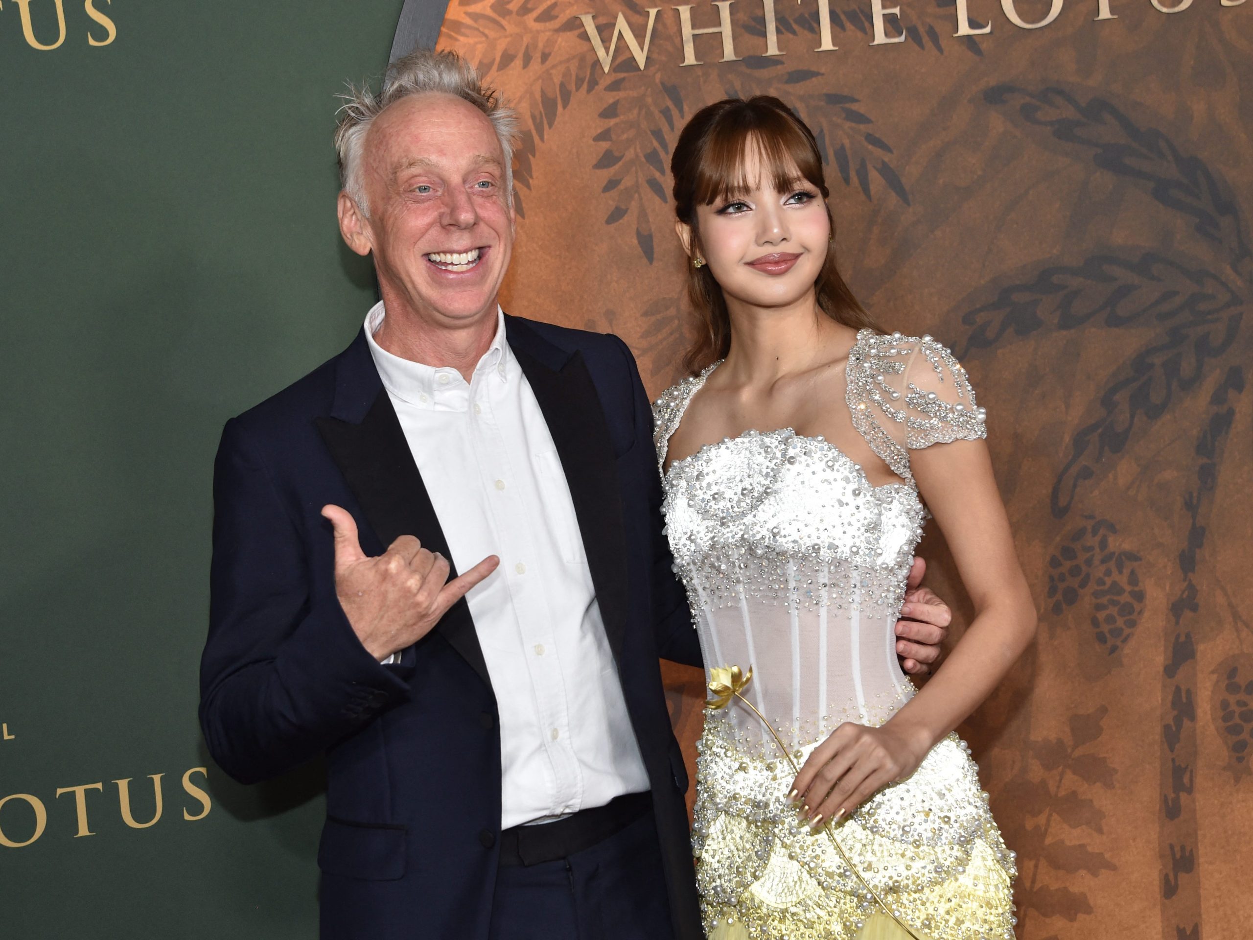 mike-white-tentang-mengapa-dia-hampir-tidak-melemparkan-lisa-blackpink-di-‘white-lotus’:-‘dia-seperti-taylor-swift-bertemu-putri-diana’