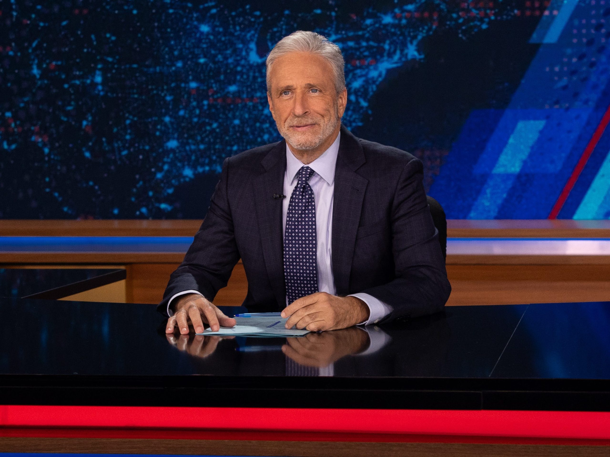 jon-stewart-mengatakan-kebijakan-tarif-trump-terdengar-seperti-tagline-‘permainan-cumi’