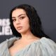 ditandatangani:-charli-xcx-membuat-kesepakatan-hak-tetangga,-ibu-kota-pergi-ke-pusat-kota