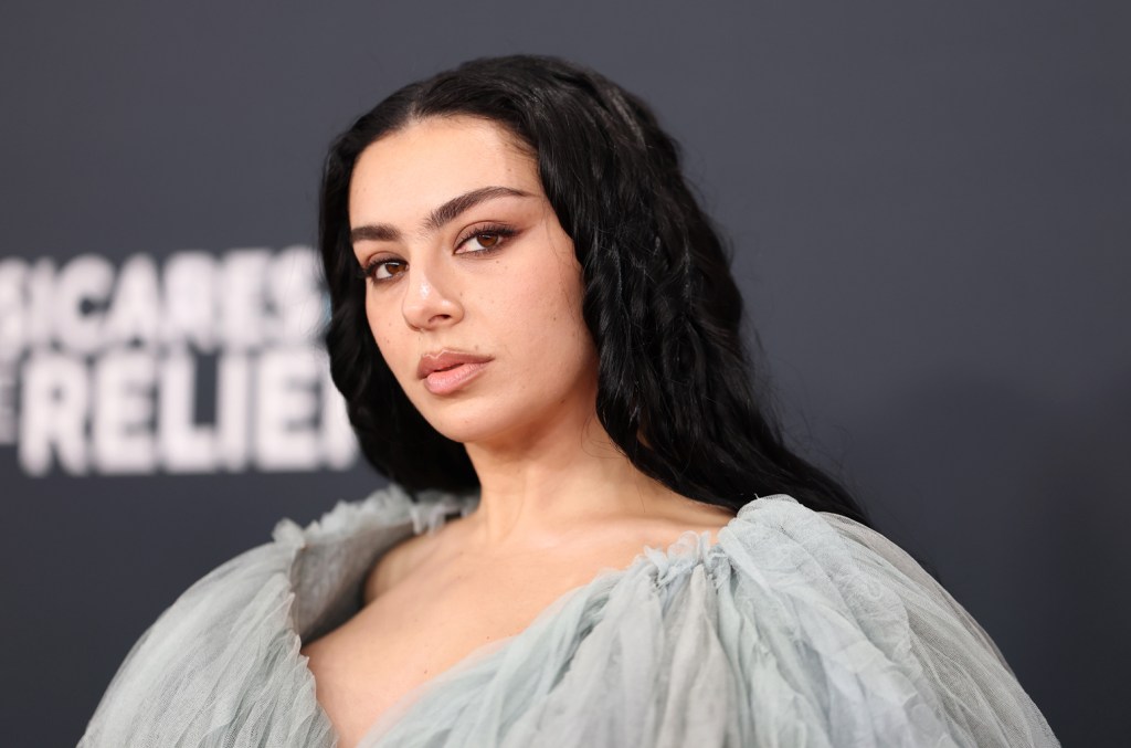 ditandatangani:-charli-xcx-membuat-kesepakatan-hak-tetangga,-ibu-kota-pergi-ke-pusat-kota