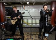 Ed Sheeran & Jimmy Fallon Go Incognito di NYC Subway untuk ‘Tonight Show’ Busking: Foto Eksklusif