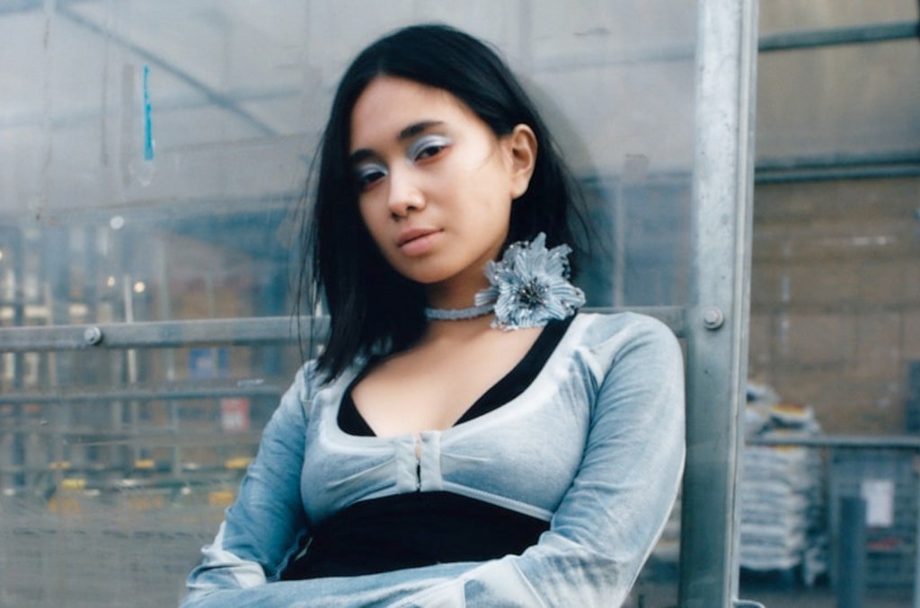 niki-mengambil-chappell-roan-‘casual’-untuk-‘seperti-versi’