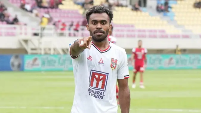 cetak-hattrick-dalam-8-menit,-yakob-sayuri-dipuji-jokowi-usai-malut-united-gasak-persis