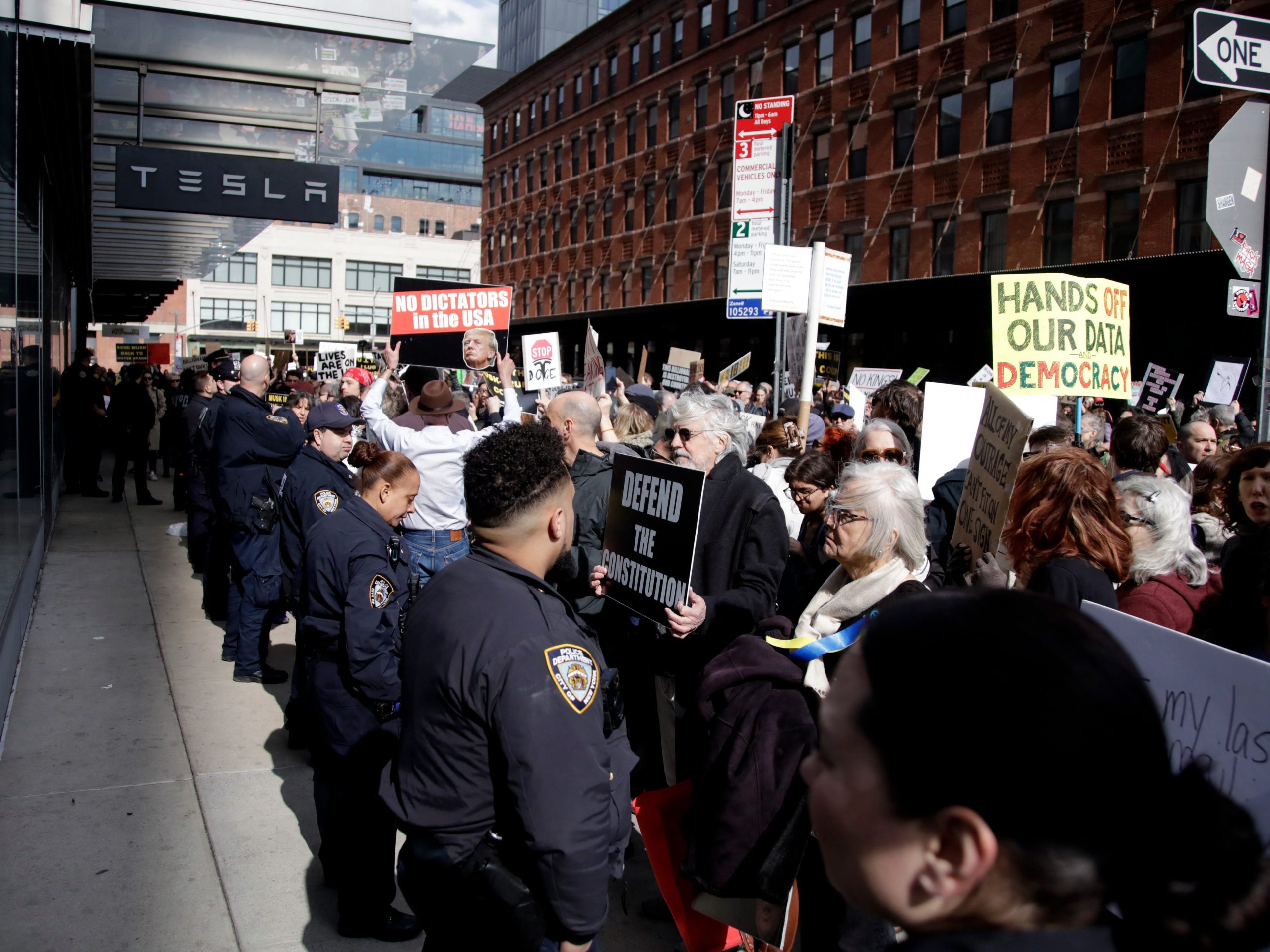 honk-if-you-hate-elon:-bagaimana-pengunjuk-rasa-melompat-pada-kelemahan-terbesar-tesla