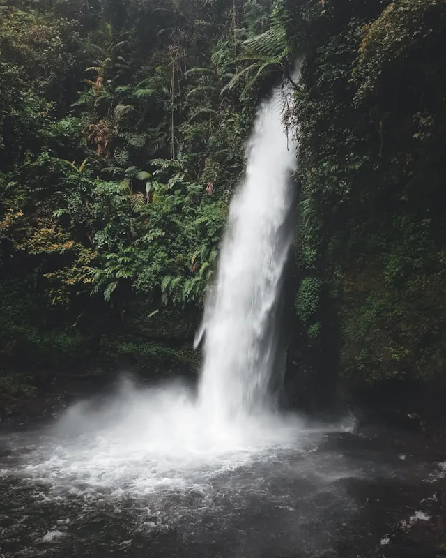curug-sawer-situ-gunung:-air-terjun-dengan-jembatan-gantung-ikonik