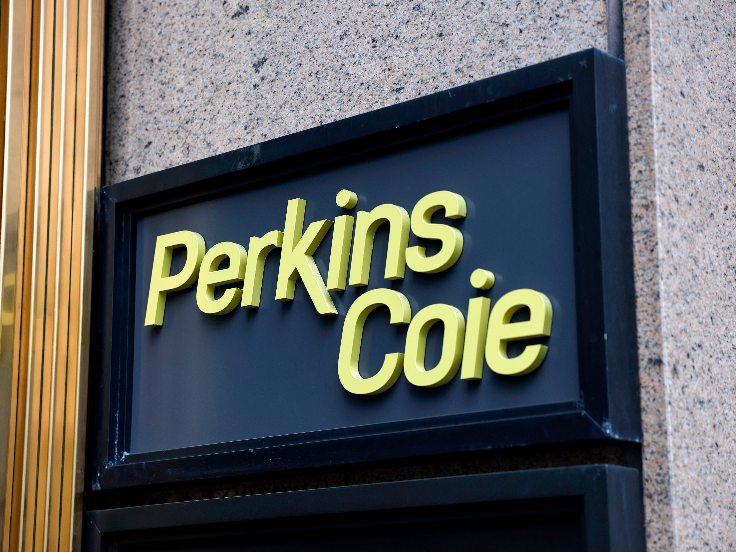 pengacara-kontrak-pemerintah-terkemuka-di-perkins-coie,-sebuah-firma-hukum-yang-ditargetkan-oleh-trump,-beralih-perusahaan