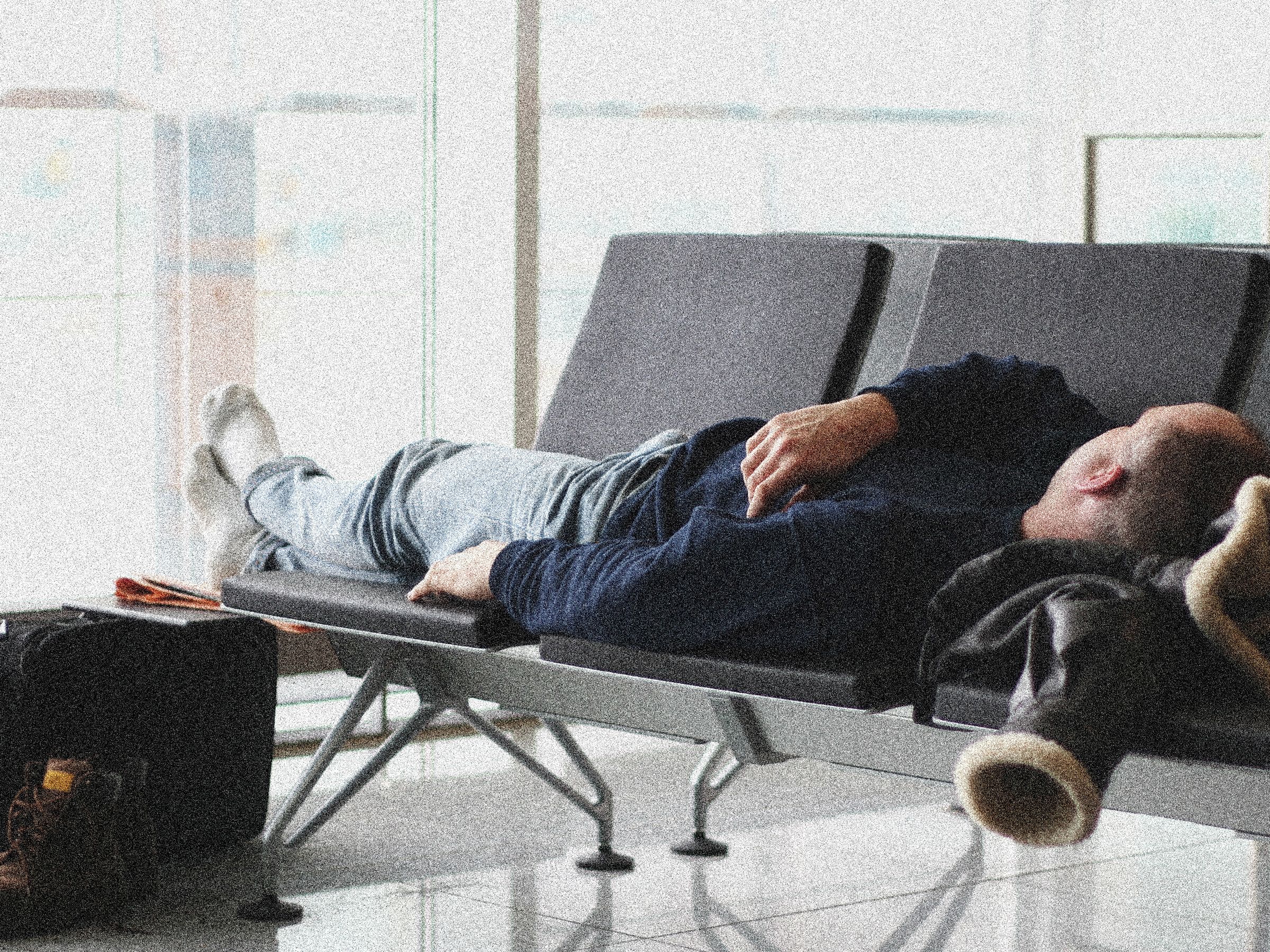 cara-tidur-di-bandara-(2025):-nasihat-perlengkapan-dan-ahli