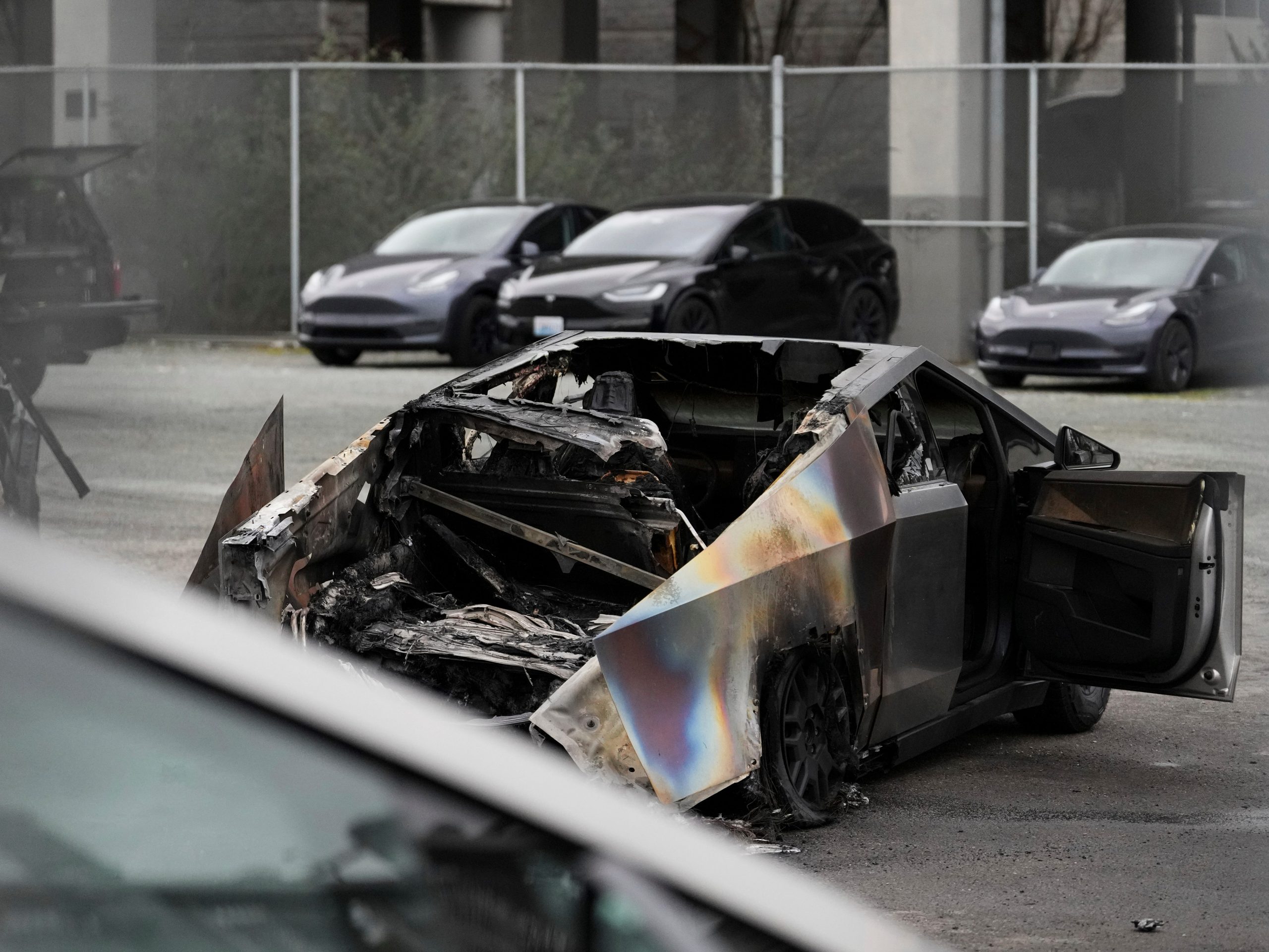 departemen-kehakiman-telah-menuntut-seorang-anak-berusia-19-tahun-karena-cybertrucks-‘firebombing’-di-dealer-tesla