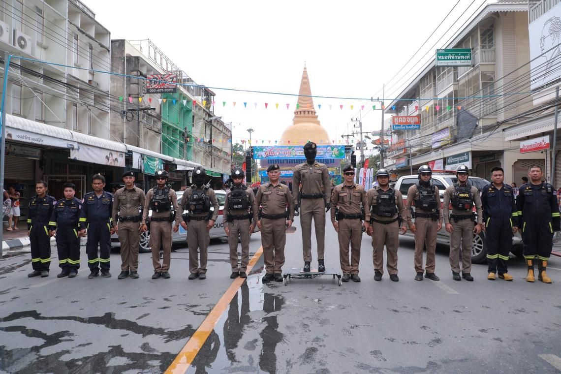 thailand-gunakan-robot-polisi-berbasis-ai-ala-‘robocop’-untuk-pengamanan-festival