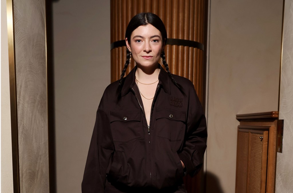 lorde-pratinjau-single-baru-di-nyc-setelah-polisi-axe-‘tidak-terjadwal’-pop-up-penampilan