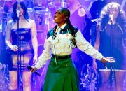 Inilah yang Doechii katakan tentang tarian ‘kecemasan’ viral Penn Badgley di ‘Jennifer Hudson Show’