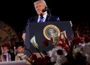 Saran Trump untuk lulusan baru: ‘Temukan batas Anda dan kemudian hancurkan semuanya’