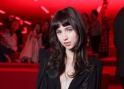 Tarian ‘Apple’ Clairo di Tur Brat Mendapat Cap Persetujuan Charli XCX