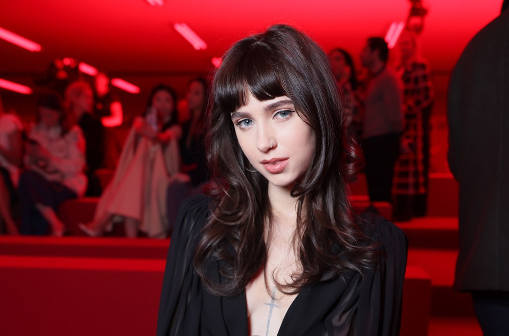 tarian-‘apple’-clairo-di-tur-brat-mendapat-cap-persetujuan-charli-xcx