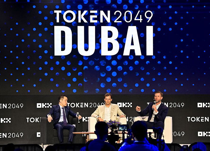 saat-bisnis-crypto-keluarga-trump-memperoleh-uap,-kekhawatiran-etis-mount