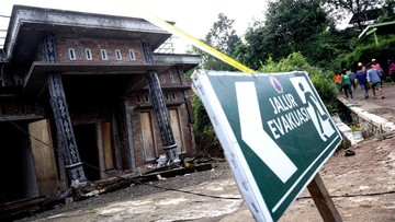 tanah-bergerak-di-sumedang,-80-orang-mengungsi
