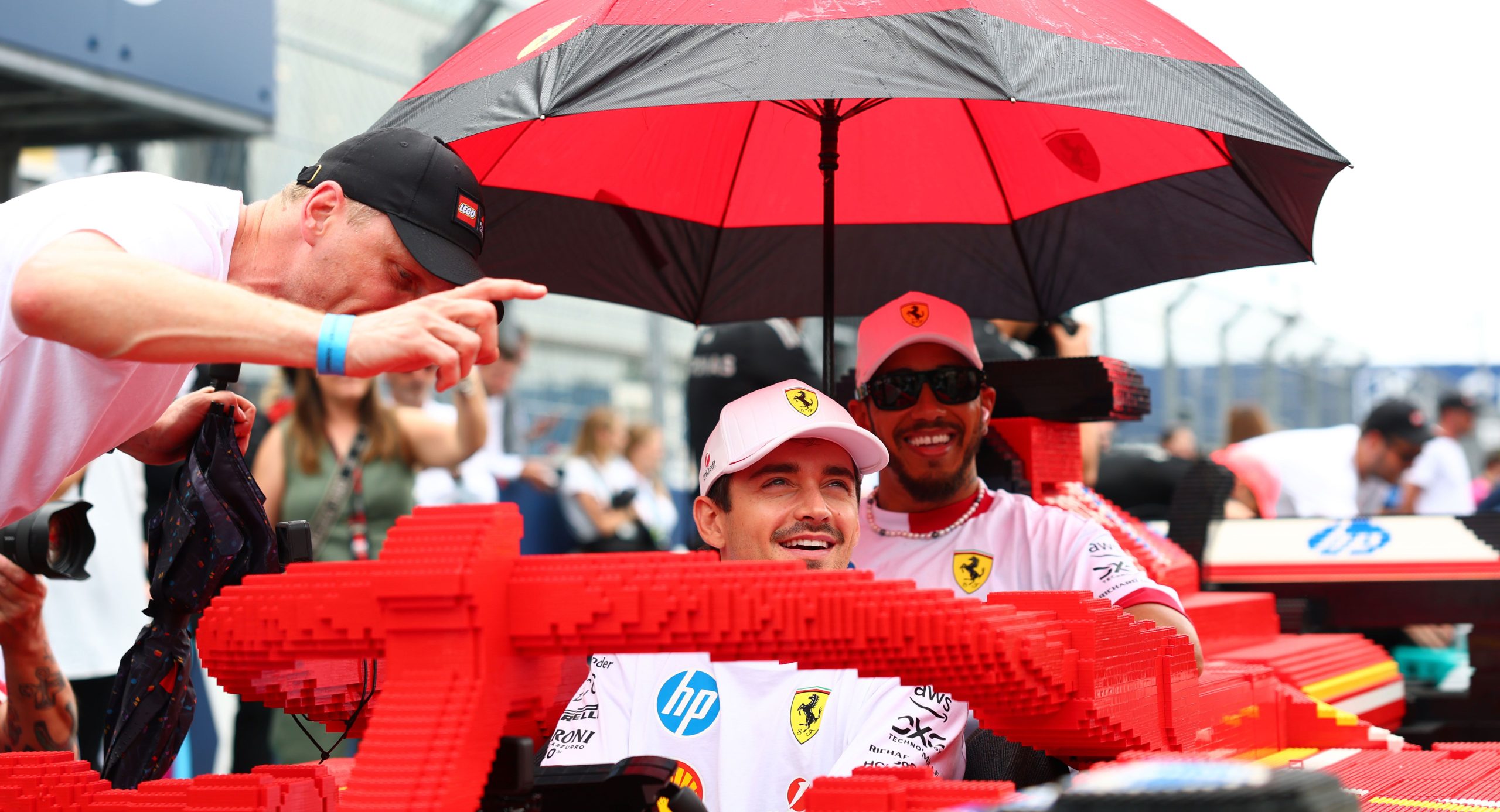 driver-formula-1-baru-saja-menabrak-trek-di-mobil-lego-berukuran-penuh-ini