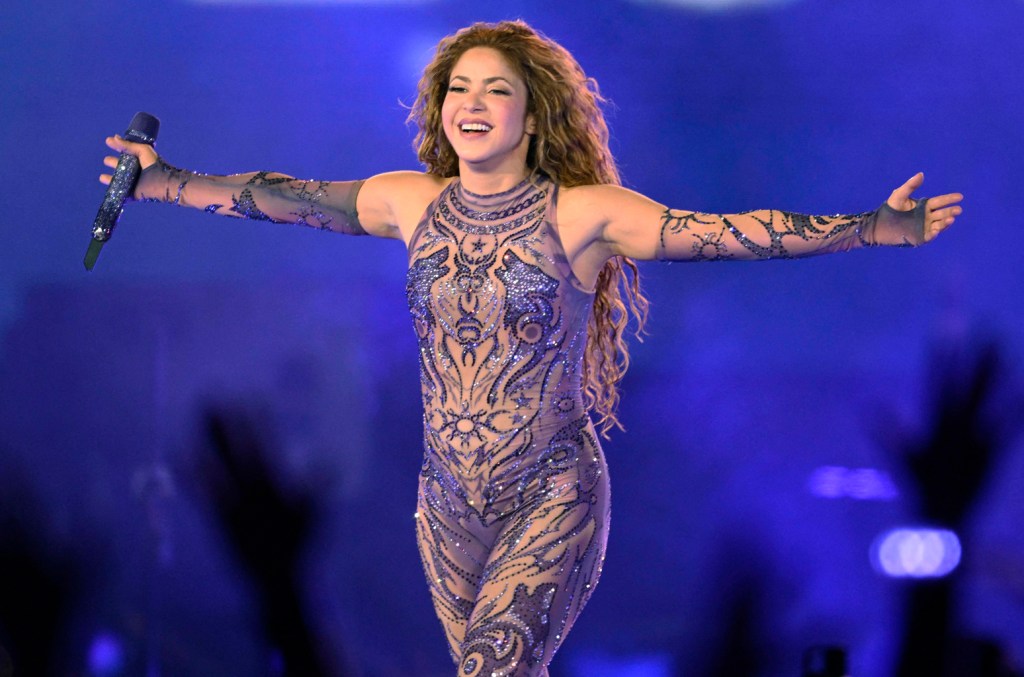 shakira-dan-wyclef-jean-merayakan-20-tahun-‘pinggul-tidak-berbohong’-di-‘the-tonight-show’