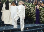 Lihat Madonna, Chappell Roan, Charli XCX & Lorde masuk untuk Epic Met Gala Selfie