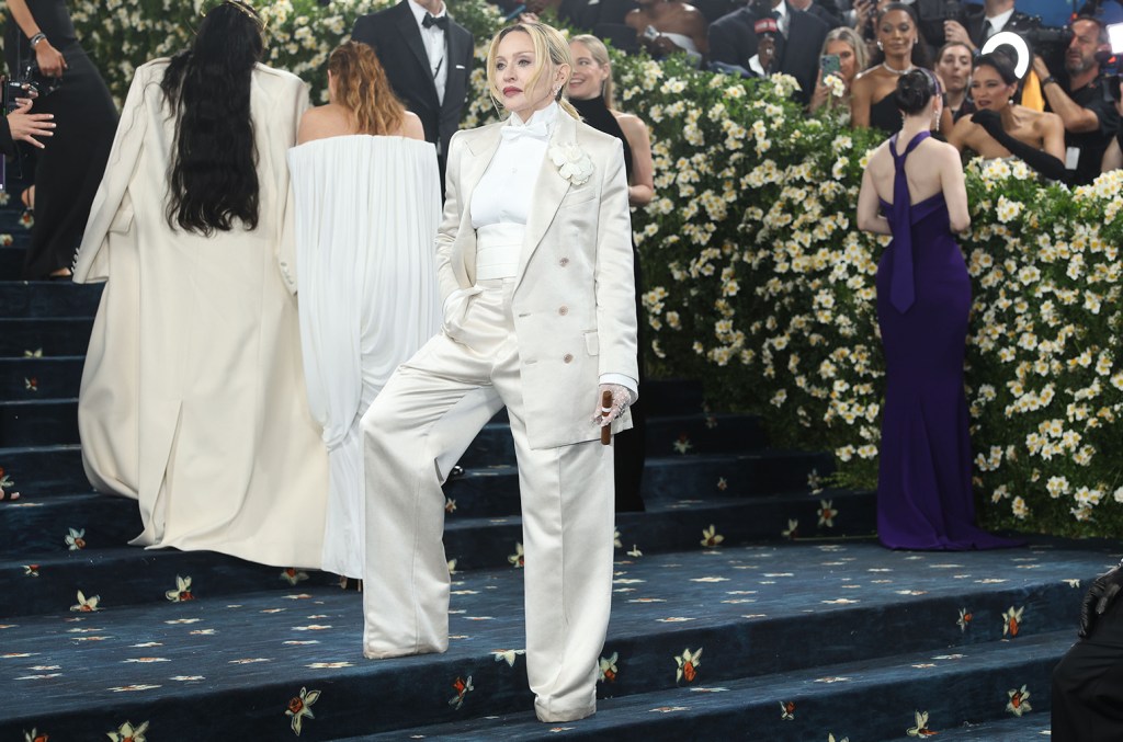 lihat-madonna,-chappell-roan,-charli-xcx-&-lorde-masuk-untuk-epic-met-gala-selfie