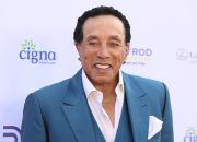 Smokey Robinson mengatakan setelan pemerkosaan ‘keji, salah’ hanyalah perampasan uang