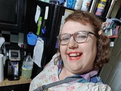 hidup-dengan-$-270-bulanan:-bagaimana-crowdfund-wanita-trans-milenial-untuk-membayar-tagihannya