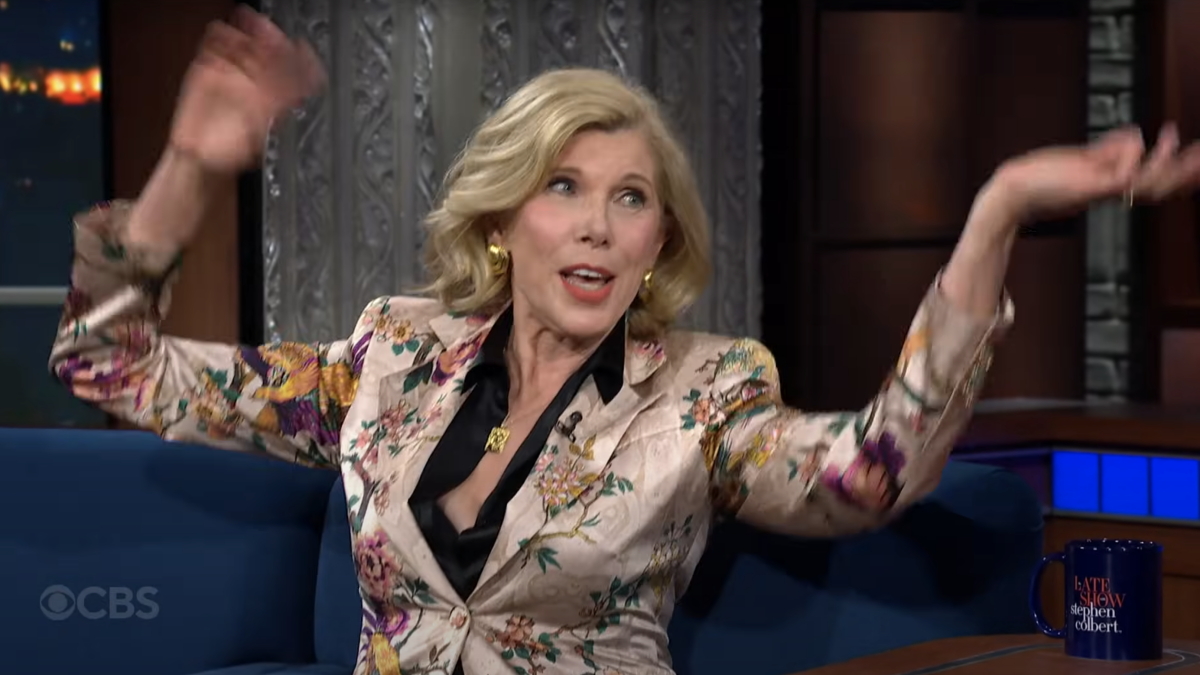 christine-baranski-memberi-tahu-stephen-colbert-yang-membenci-menari-di-mamma-mia