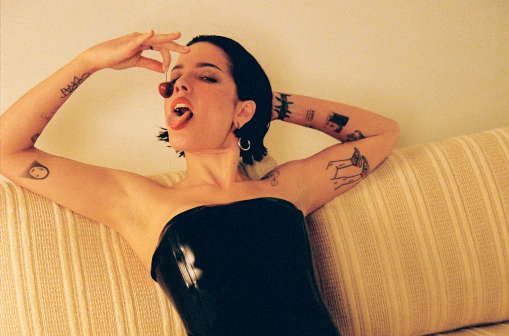 amy-lee-lee-halsey-&-evanescence-bersatu-di-lagu-baru-‘hand-that-feeds’-untuk-film-‘ballerina’