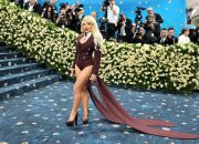 Sabrina Carpenter dengan riang bereaksi terhadap kritik online terhadap tampilan gala 2025 -nya
