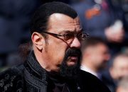 Steven Seagal muncul di perayaan Hari Kemenangan Besar Putin di sebelah geng biker