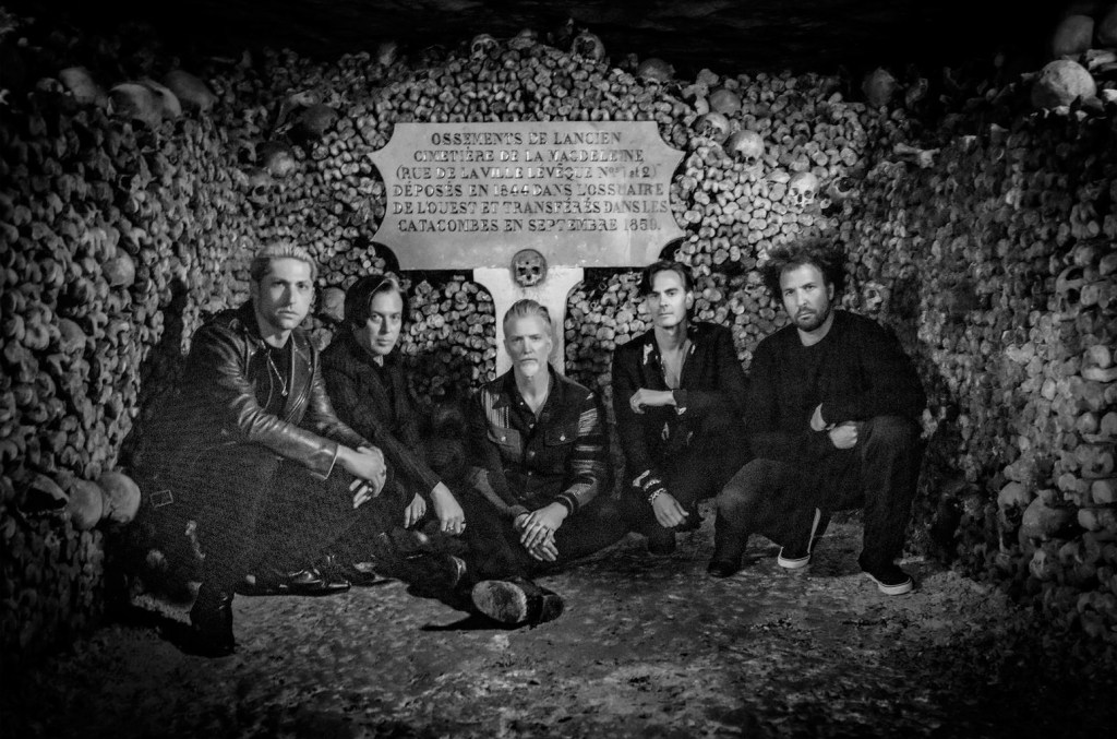 queens-of-the-stone-age-mengumumkan-film-konser-‘alive-in-the-catacomb’,-album,-album