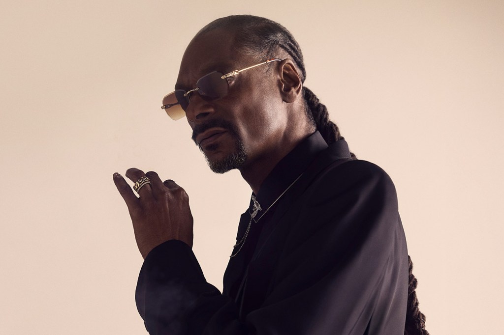 snoop-dogg-drops-‘iz-it-a-crime-album’-menampilkan-seksi-merah,-wiz-khalifa-&-pharrell:-stream-it-now